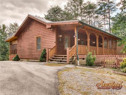 Beautiful 2 bedroom cabin with hot tub